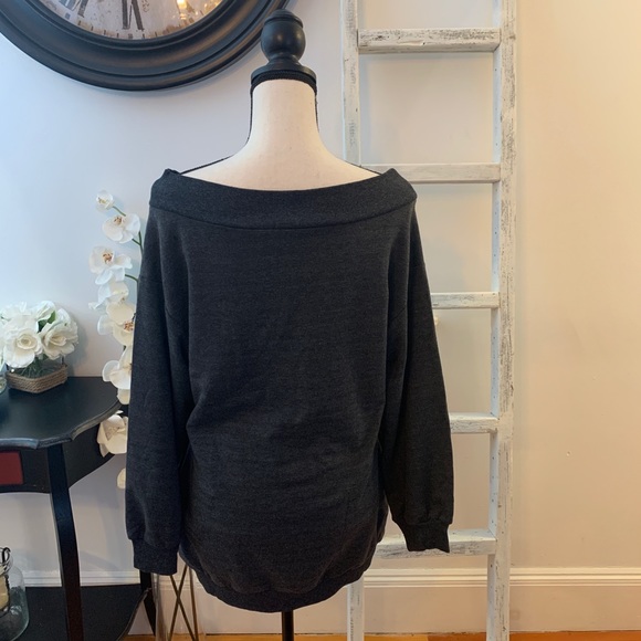 CLEARANCE‼️  Off One Shoulder Top - Picture 6 of 8